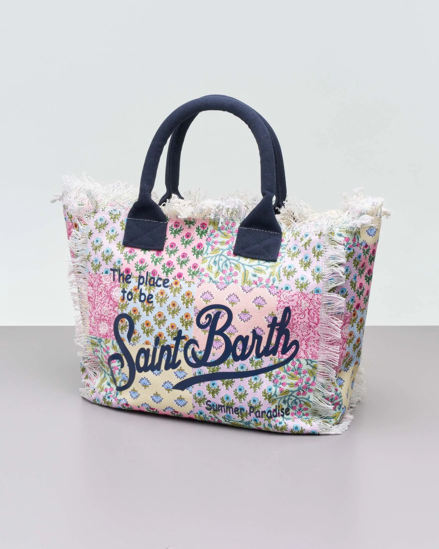Borsa multicolore in canvas di cotone a fantasia patchwork floreale con manici e scritta logo blu stampata